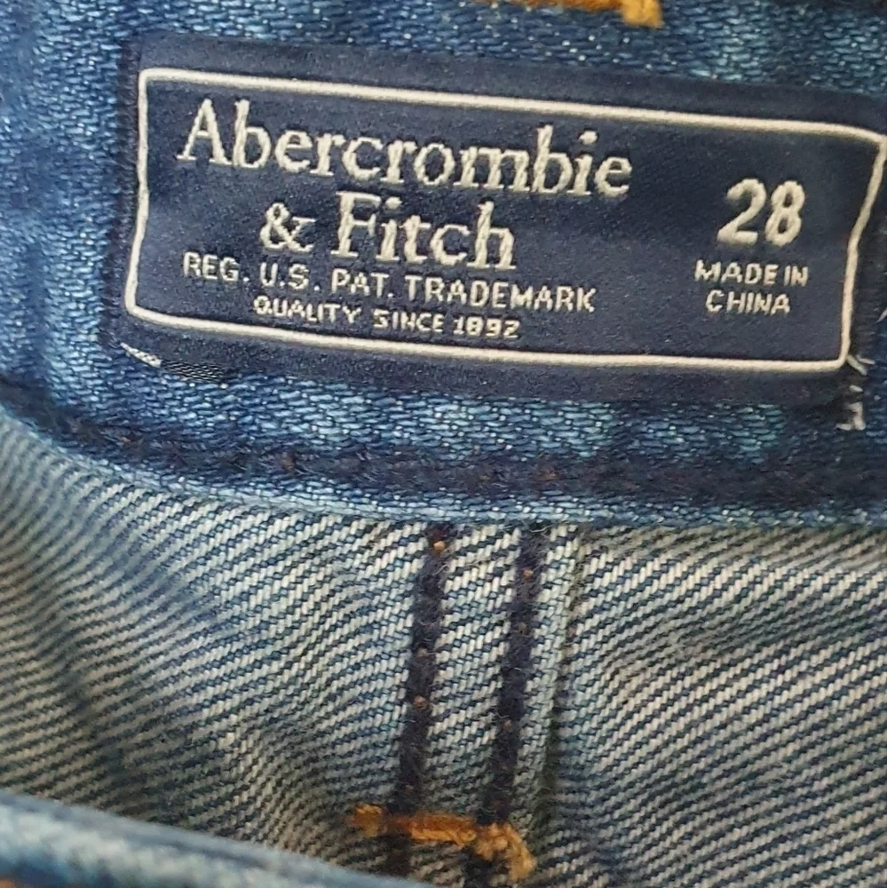 ABERCROMBIE & FITCH Jean Floral Embroidered Distressed Mini Skirt Womens Size 28